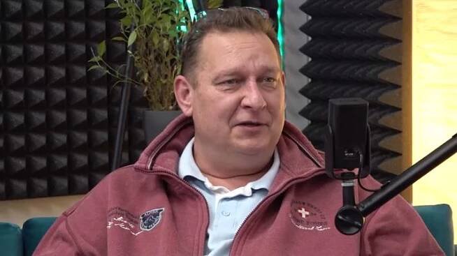 Poslední rozloučení s Pavlem Vondrou (†54): Obřadní síň praskala ve švech, přišli Bohdan Tůma, Gondíkovi i Slováček