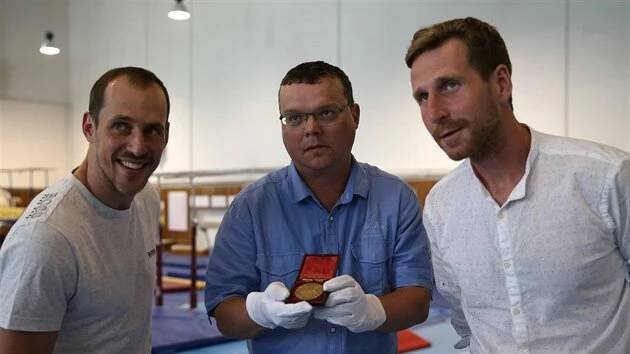 Do Brna se vrátilo první československé olympijské zlato, které v roce 1924 v Paříži vybojoval Bedřich Šupčík ve šplhu. Medaile bude k vidění na výstavě Branky, Body, Brno na hradě Špilberk. Na snímku zleva starosta Sokola Brno I Martin Vlk, Petr Vachůt z Muzea města Brna a místostarosta Sokola Brno I Michal Doležel.