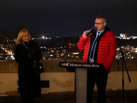 Na zahájení výstavy promluvil Zbyněk Šolc, ředitel Muzea města Brna a Eva Poláčková, majitelka Decoled s.r.o., autorka projektu světelných parků „Světla vyprávějí...