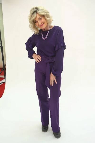 Tahle dáma je vždy neskutečně oblečená. Nadčasový styling Zuzany Bubílkové je perfektní. K tomu krásná štíhlá postava. Chválím skvěle padnoucí overal i velmi dobře zvolené korále. Jediné, co bych vytkla, jsou ty neforemné boty. Ty model zbytečně shazují. 