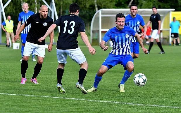 Nejen trenér či nově předseda komise mládeže OFS Karlovy Vary, ale také i nadále stále produktivní hráč, to je Lukáš Jankovský.