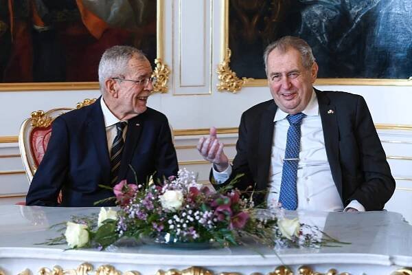 Rakouský spolkový prezident Van der Bellen na návštěvě u prezidenta Miloše Zemana | Kurzy.cz