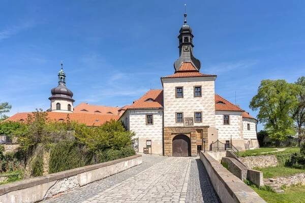 Kostelec nad Černými lesy – zámek – Kolínsko – Cesty a památky