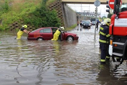 FOTO: Nad Děčínskem se prohnala prudká bouřka, na Pětimostí zaplavila auto