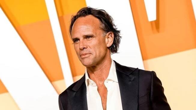 Muži s obřími kouty jsou žhaví: Walton Goggins z Bílého lotosu si vlasy nenastřelil a ženy mu padají k nohám