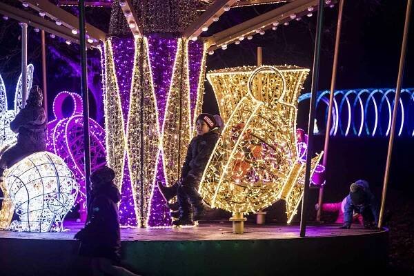 Mikulášská nadílka neskončila v Lumina Parku v Praze 6 v předvečer tohoto svátku. Až do 8. prosince zde při prohlídce světelné show asistují Mikuláš, čert a anděl.