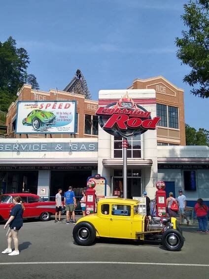 TENNESSEE FAMILY TRAVEL: HOW TO DO DOLLYWOOD WITH THE WHOLE CREW — Tiaras & Tantrums 