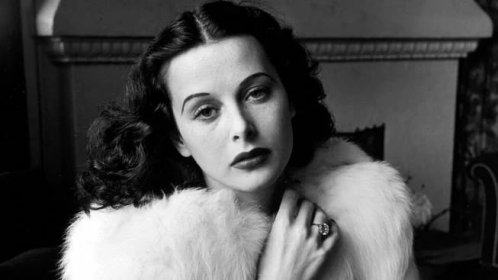 Hvězda stříbrného plátna Hedy Lamarr: Pobuřovala nacisty i papeže, přesto je měla omotané kolem prstu – Lifee.cz