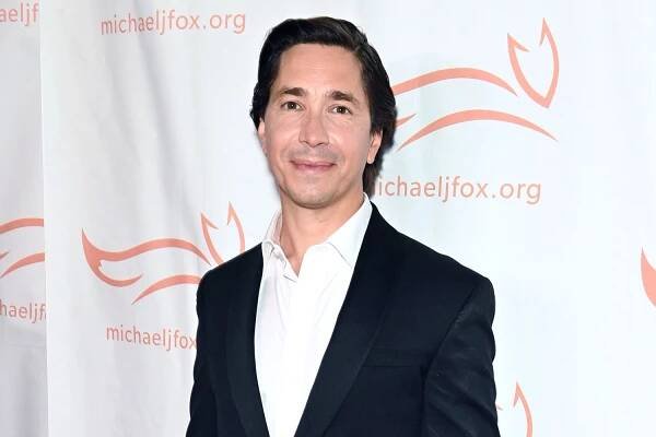 Justin Long Thought Wearing a Wedding Ring 'Would Be Stifling' — but 'I Like It Now'