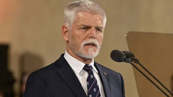 Země potřebuje osobnosti, které se zabývají skutečnými problémy, nikoli ty, které staví vzdušné zámky, řekl Pavel