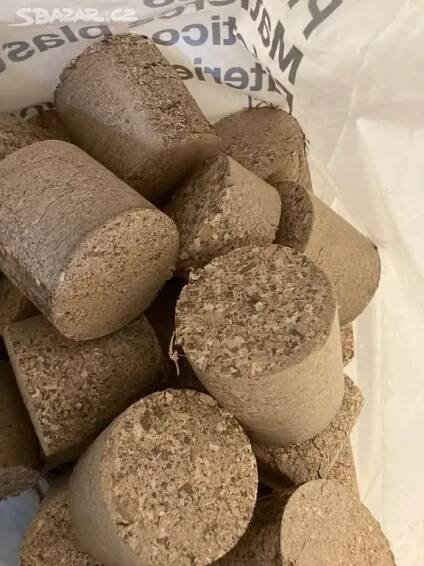 Brikety z tvrdého sušeného dřeva - pytel 15kg