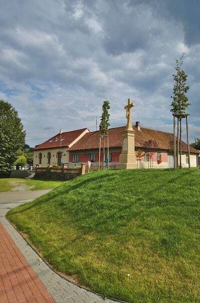 Soubor:Kříž před bývalou školou, Valchov, okres Blansko.jpg – Wikipedie