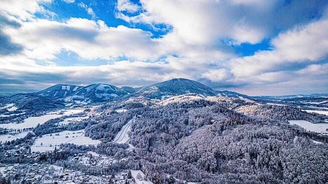 FOTO Z DRONU: Zasněžený Frenštát pod Radhoštěm a jeho beskydské okolí