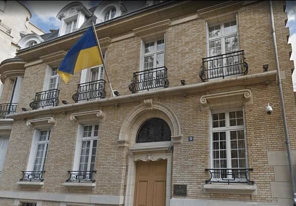 Francouzští zemědělci zasypali ukrajinskou ambasádu hnojem