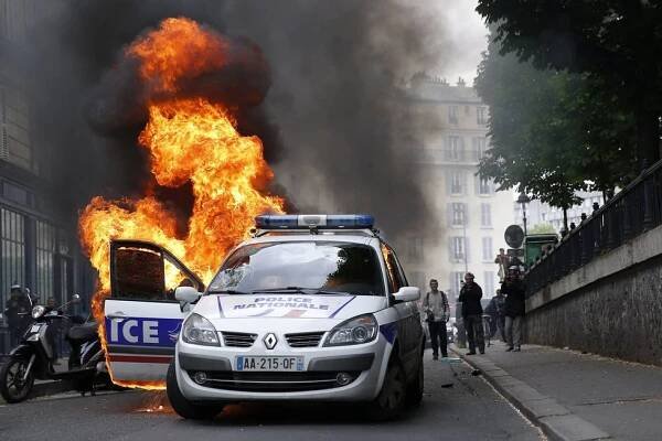 Demonstrace proti násilí ve Francii: Zapálené policejní auto, zranění policisté