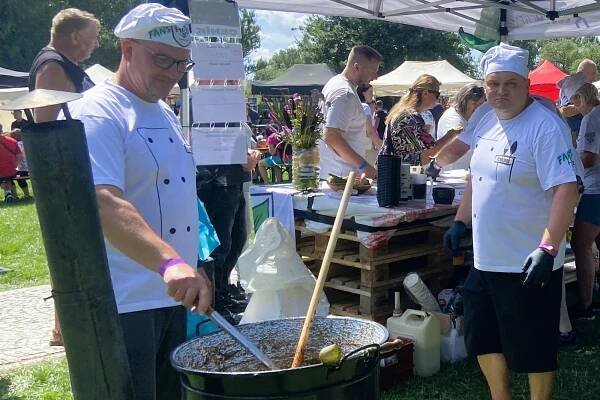 Karvinští házenkáři vyměnili míče za vařečky. Na Lodičkách servírovali guláš