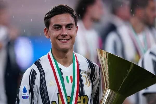 Torino (Itálie) 01. srpna2020. Italská Serie A. Juventus Fc vs As Roma. Paulo Dybala z Juventus FC slaví po vítězství Serie A Championship 2019-2020 — Stock obrázek