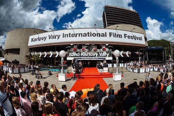 Život v Karlových Varech obrazem: Vstát, zaškrtnout film, sednout si do fronty a číhat na hvězdu