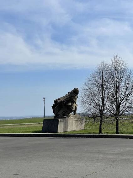 Fotogaléria • Sousoší Bratrství v boji (Socha) • Mapy.com