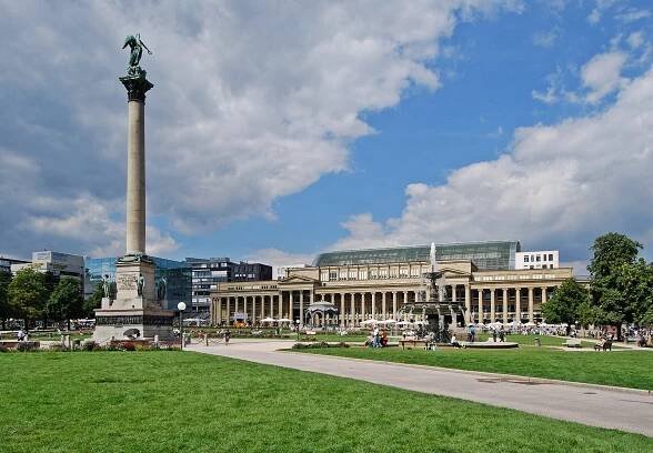 Datei:Schloßplatz Stuttgart 2010.jpg