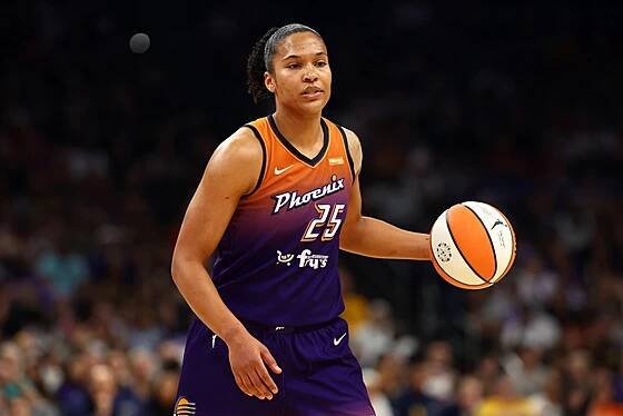 Alyssa Thomasová v dresu Phoenixu.