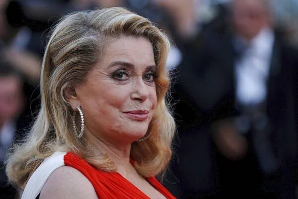 Uzdravila se! Catherine Deneuve už je v Praze, večer míří na Febiofest!