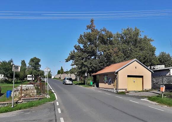 Soubor:Červené Pečky, Opatovice, road to Kolín.jpg