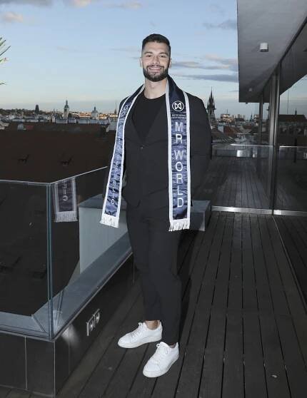 Marketér původně ze Slovenska se v listopadu 2024 dokázal v soutěži Mister World dostat mezi 10 nejlepších.