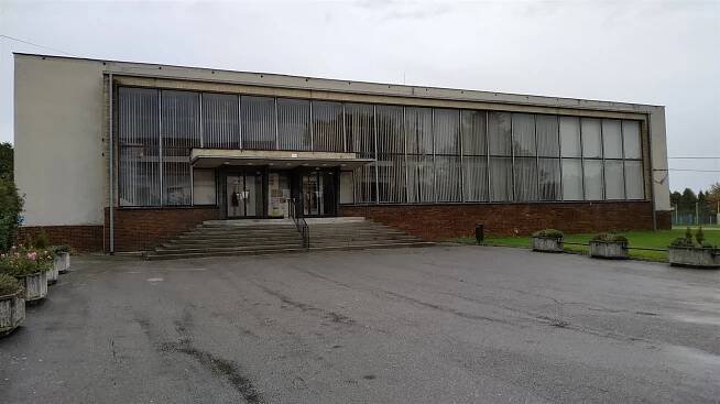 Oprava přibyslavského kulturního domu, jenž zaujal filmaře, začala stěhováním