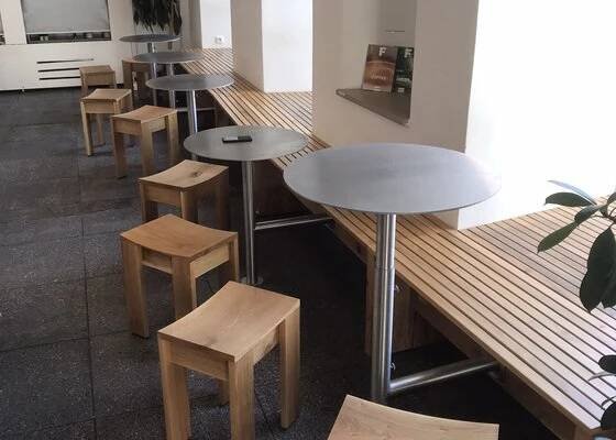 Výroba lavic a stoliček na zakázku pro bistro na Jingmanově náměstí