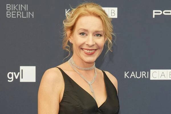 Als wären die letzten Jahre an ihr vorbeigeflogen: Vom Alter ist bei „Bergdoktor“-Star Natalie O’Hara keine Spur. 