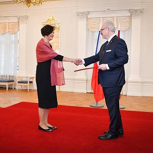 Velvyslankyně Jana Hynková na fotografii s prezidentem Lotyšské republiky z roku 2019.