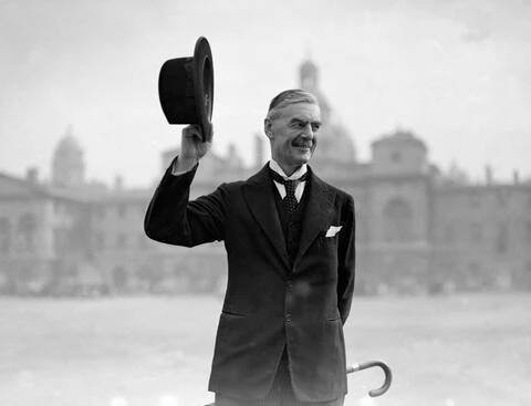 INFO.CZ | Muži appeasementu: Édouard Daladier a Neville Chamberlain. Jejich naivní ustupování agresorům další světové válce