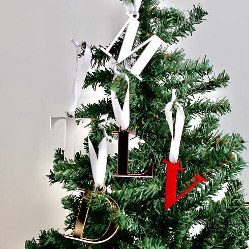 The initial baubles are perfect as a keepsake that add that bit of interest to your tree. Available in all letters for any name and initial.