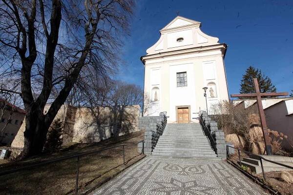 Hluk je město v okrese Uherské Hradiště ve Zlínském kraji, 10 km jihovýchodně od Uherského Hradiště na potoce Okluky s tvrzí.