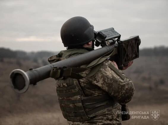 Ein ukrainischer Soldat mit einem FIM-92 Stinger MANPADS