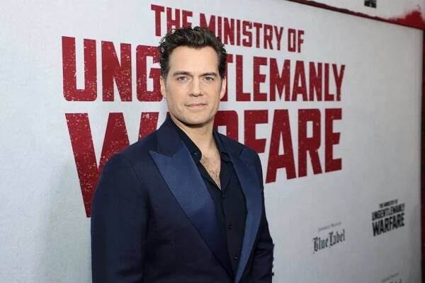Sexy Zaklínač bude otcem: Partnerka Henryho Cavilla odhalila těhotenské bříško