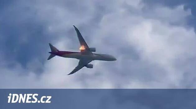 Boeingu po vzletu šlehaly z motoru plameny, musel se vrátit do Říma - iDNES.cz