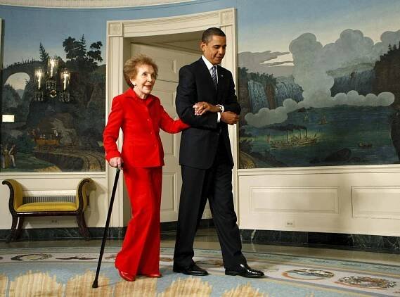 "Byla laskavá a šlechetná", řekl Obama. Zemřela bývalá první dáma Nancy Reaganová