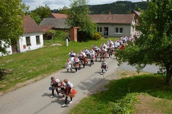 Babské hody 2025_průvod vesnicí_foto: R. Novák