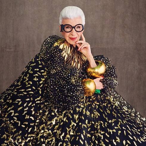 Iris Apfel, Eye-Catcher With a Kaleidoscopic Wardrobe, Dies at 102