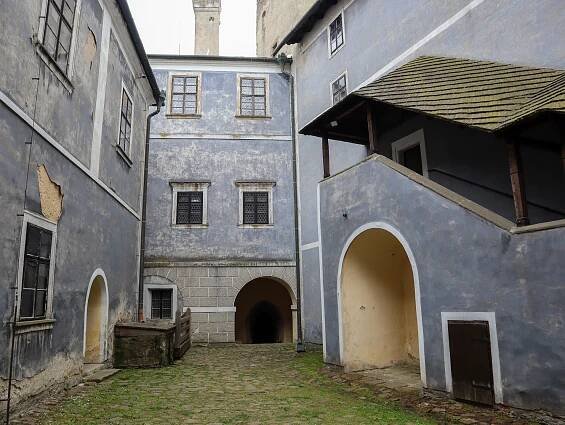 Majestátní hrad Buchlov v malebné krajině Chřibů | PrimaVylety.cz
