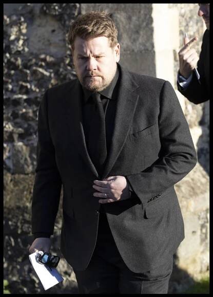 FOTO: Herec a scénarista James Corden, také dorazil na pohřeb slavného zpěváka Liama.