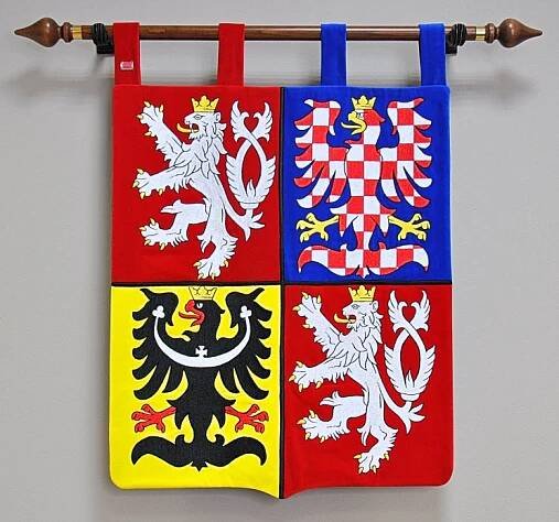 Vyšívaná velký státní znak ČR ve tvaru štítu.