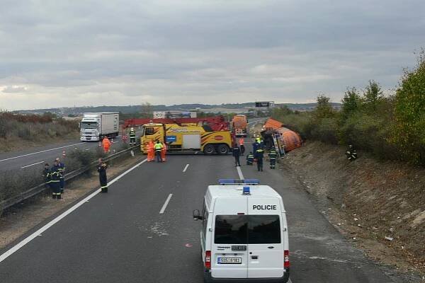 Srážku kamionu s fabií na dálnici nepřežili dva lidé