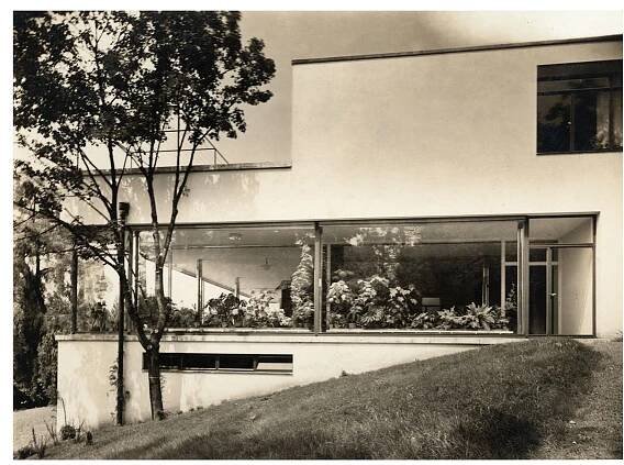 Fig. 6 Ludwig Mies van der Rohe and Lilly Reich, Tugendhat House, Brno 1930, south-east-facade; The photo has been retouched to eliminate elements of the facture and aging on the plaster surface (Source: Rudolf de Sandalo, Brno 1931) 