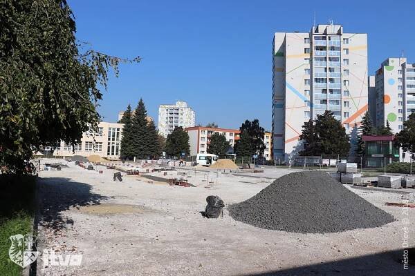 Stavební práce na náměstí v září 2018 