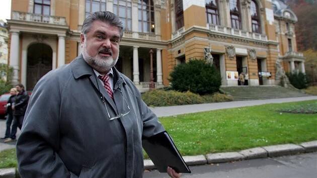 Věhlasný operní pěvec Peter Dvorský před karlovarskými Císařskými lázněmi.