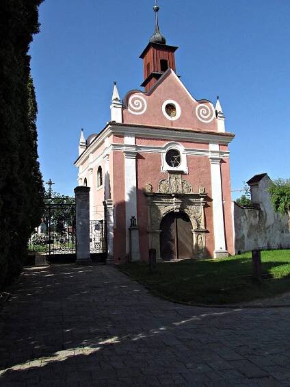 Slavonice - hřbitovní... - Kostel