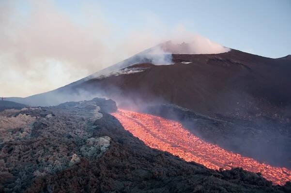Erupce Etny a lávový proud v roce 2006. V 21. století k výbuchům dochází téměř každoročně, sopka je aktivní nepřetržitě.